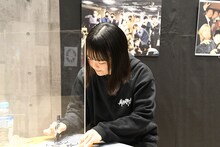 開催初日にサイン会を実施する蛙亭イワクラ。