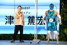 ダイアン津田と、CMキャラクターのMr.ブースト（右）。