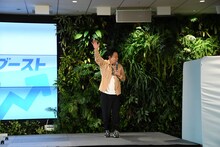 ステージを去るダイアン津田。