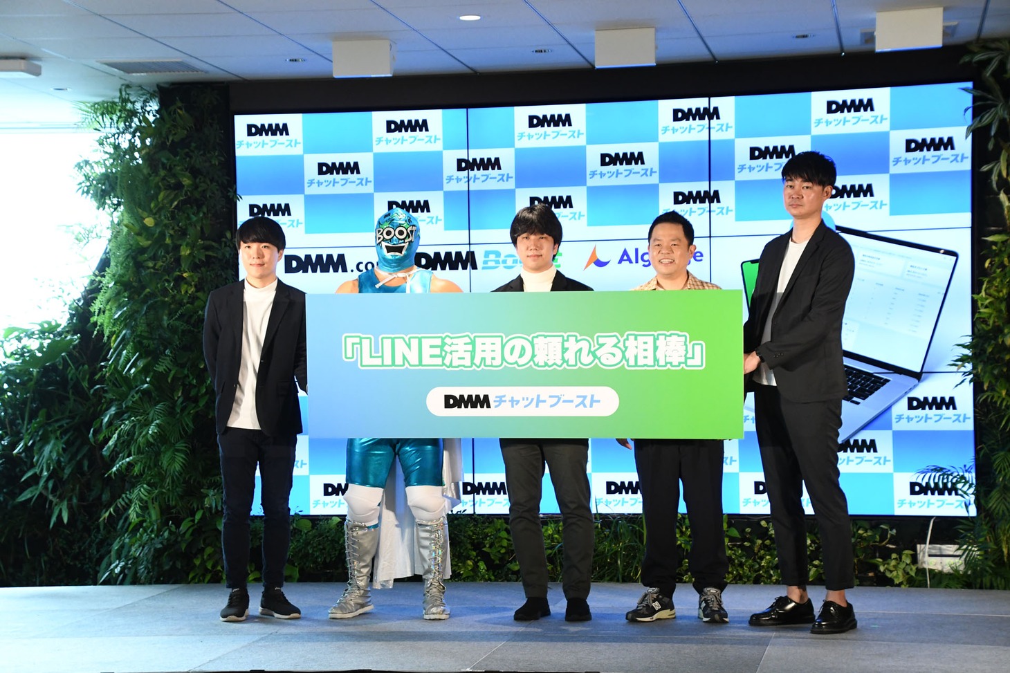 フォトセッションに参加するダイアン津田（左から4人目）。