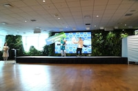 「DMM チャットブースト 新CM発表会」の様子。