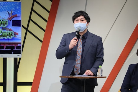 MCを務めるロングコートダディ兎。