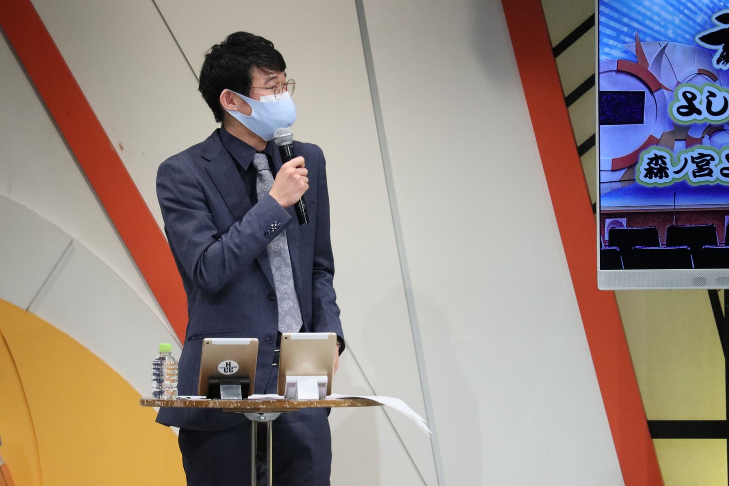 MCを務めるロングコートダディ兎をフォローする相方・堂前。