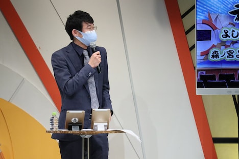 MCを務めるロングコートダディ兎をフォローする相方・堂前。