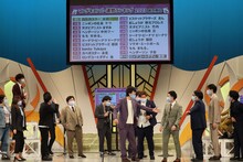 ヘンダーソン子安をなだめるマンゲキメンバーたち。