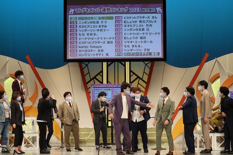 ヘンダーソン子安をなだめるマンゲキメンバーたち。