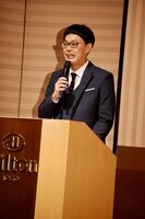 2019年6月、南海キャンディーズ山里と蒼井優の結婚会見で司会を務めたGAGひろゆき。