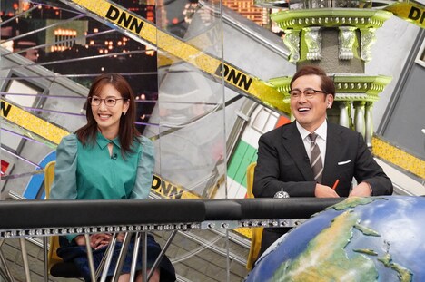 左から、小澤陽子アナ、アリタ哲平。(c)フジテレビ