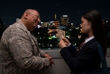 「下町任侠伝 鷹7」より、街裏ぴんく演じる謎の男・ジロー（左）。