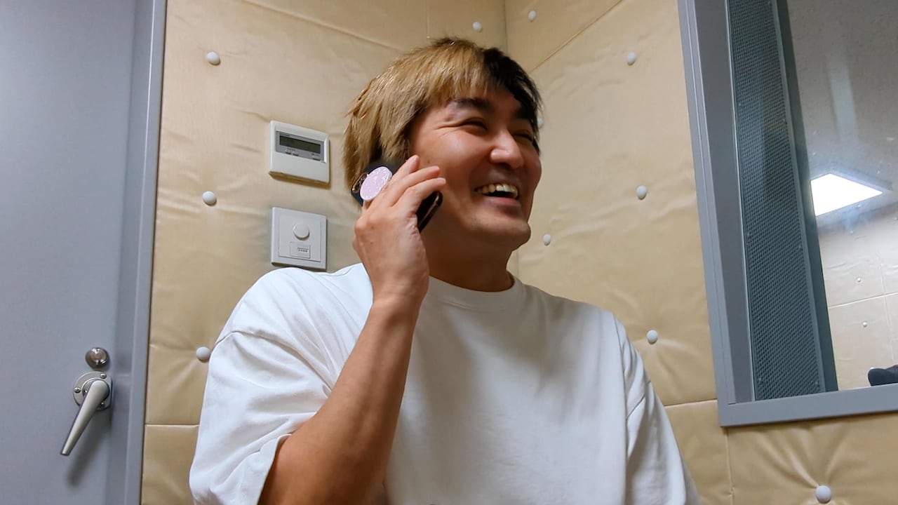 謙一番星に電話をかける平成ノブシコブシ徳井。