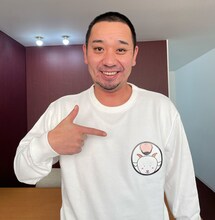 「ヤギと大悟」のTシャツを着用する千鳥・大悟。