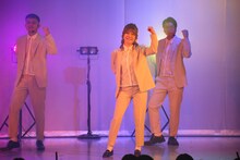 踊る紅しょうが稲田（中央）。