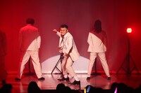 踊るスーズ高見。