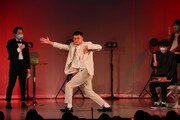 得意の8弦デカベースダンスを踊るスーズ高見。