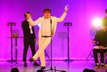 踊るマユリカ中谷。