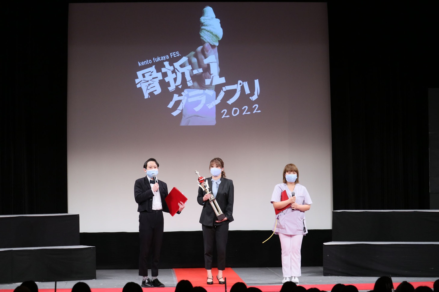 「骨折-1グランプリ2022～早く病院に行って～」の様子。中央の紅しょうが稲田は前回王者。