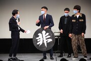 「非TikToker VS ？？？」の様子。「非」パネルを返却する非TikTokerことスーズ高見。