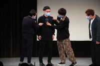 「非普通」な服を着用していた男性ブランコ平井。中には「非ートテック」を着ている。