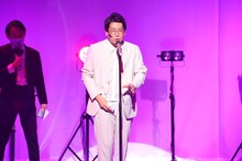 「似非デレラ」の「ココロ、骨折」の部分に合せてライバルの芸人を発表する男性ブランコ浦井。