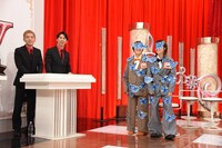 青い蝶をまとって登場したAマッソ（右）。