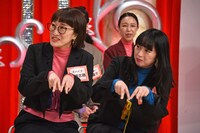 「ミクシィ」ポーズを決めるスパイク。