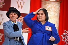 「マニュアル免許を取った冨永愛」のマネをするヨネダ2000愛（右）。