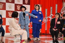 「おヘソの位置が見当つかなくなってしまった」というヨネダ2000愛（右）。誠が指を差している部分だと思われがちだが、実際は愛が指を差している部分だという。