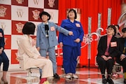 「おヘソの位置が見当つかなくなってしまった」というヨネダ2000愛(右)。誠が指を差している部分だと思われがちだが、実際は愛が指を差している部分だという。