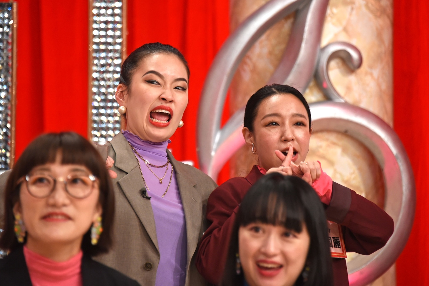 「女芸人No.1決定戦 THE W 2022」の決勝進出者会見で「チョメ！」を発動させる爛々・大国（後列右）。