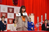 「9と11、どっちが似合います？」と取材陣に問いかける河邑ミク。