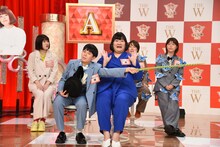 帽子の中から長いスティックを取り出すヨネダ2000誠。