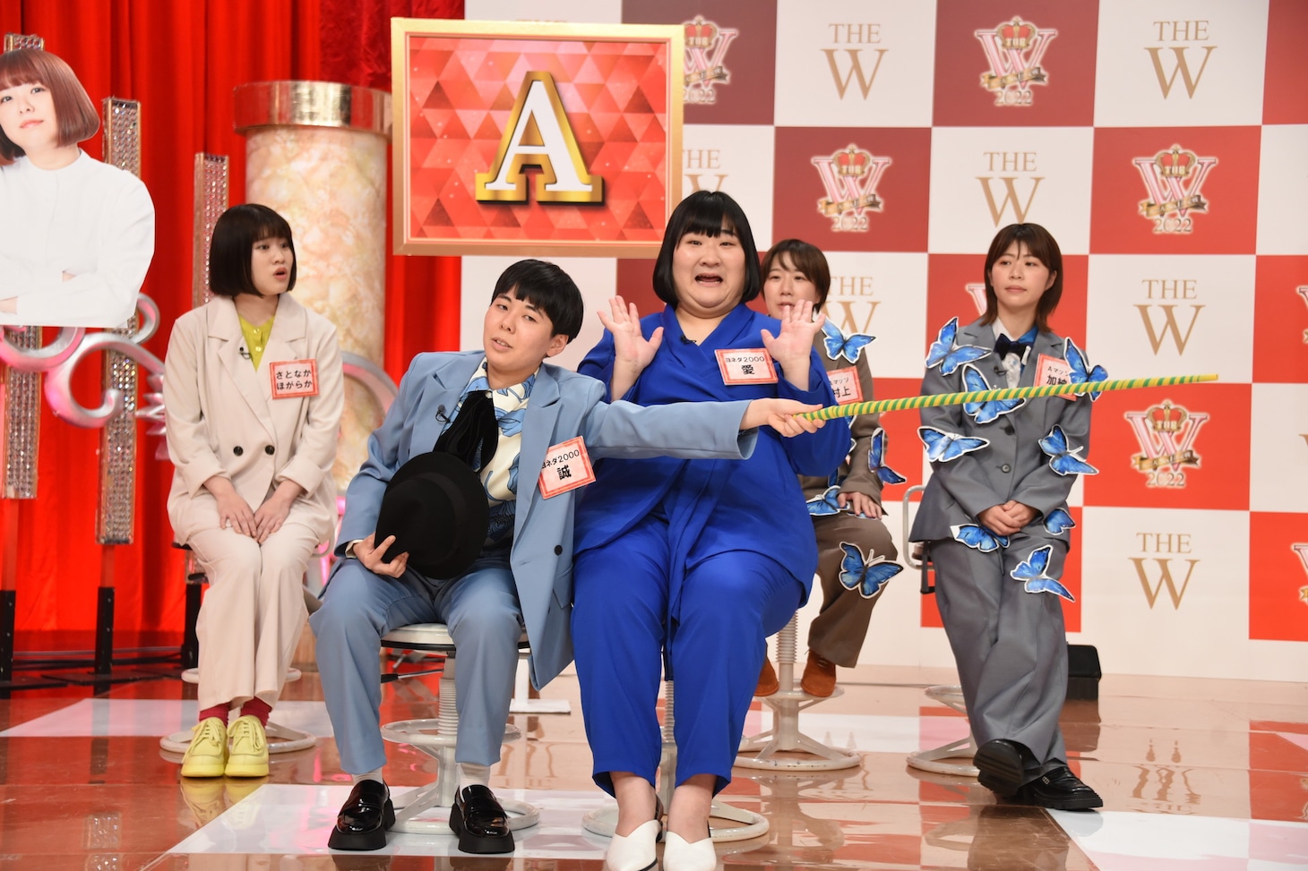 帽子の中から長いスティックを取り出すヨネダ2000誠。
