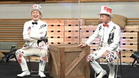 左から、くりぃむしちゅー有田、バイきんぐ小峠。(c)TBS