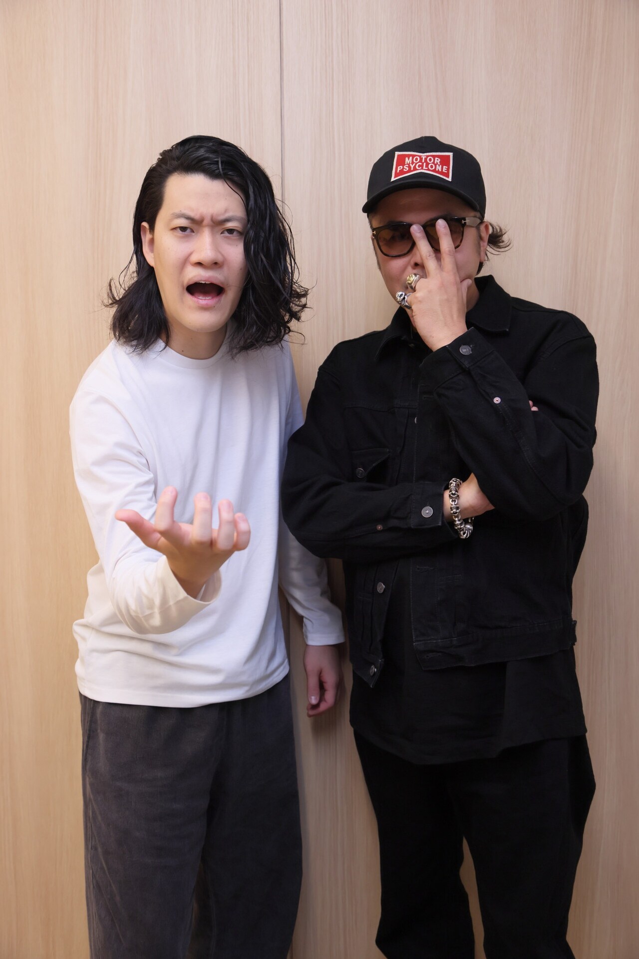 左から霜降り明星・粗品、真鍋昌平。