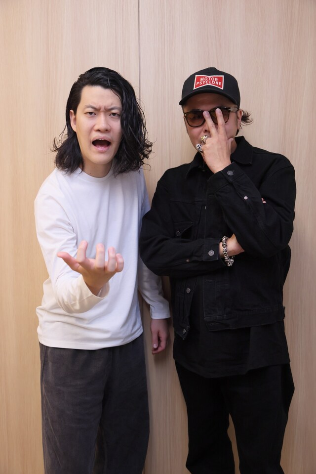 左から霜降り明星・粗品、真鍋昌平。