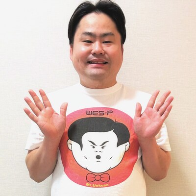 「ウエスP イラストTシャツ」を着用したウエスP。