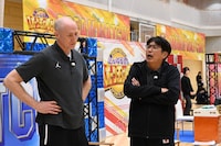 石橋貴明とバスケットボール男子日本代表ヘッドコーチのトム・ホーバス（左）。(c)テレビ朝日