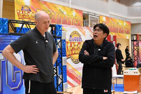 石橋貴明とバスケットボール男子日本代表ヘッドコーチのトム・ホーバス（左）。(c)テレビ朝日