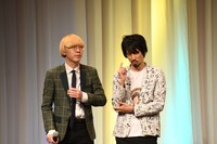 人の話に「ガッテン」でうなずく、真空ジェシカ川北（右）。