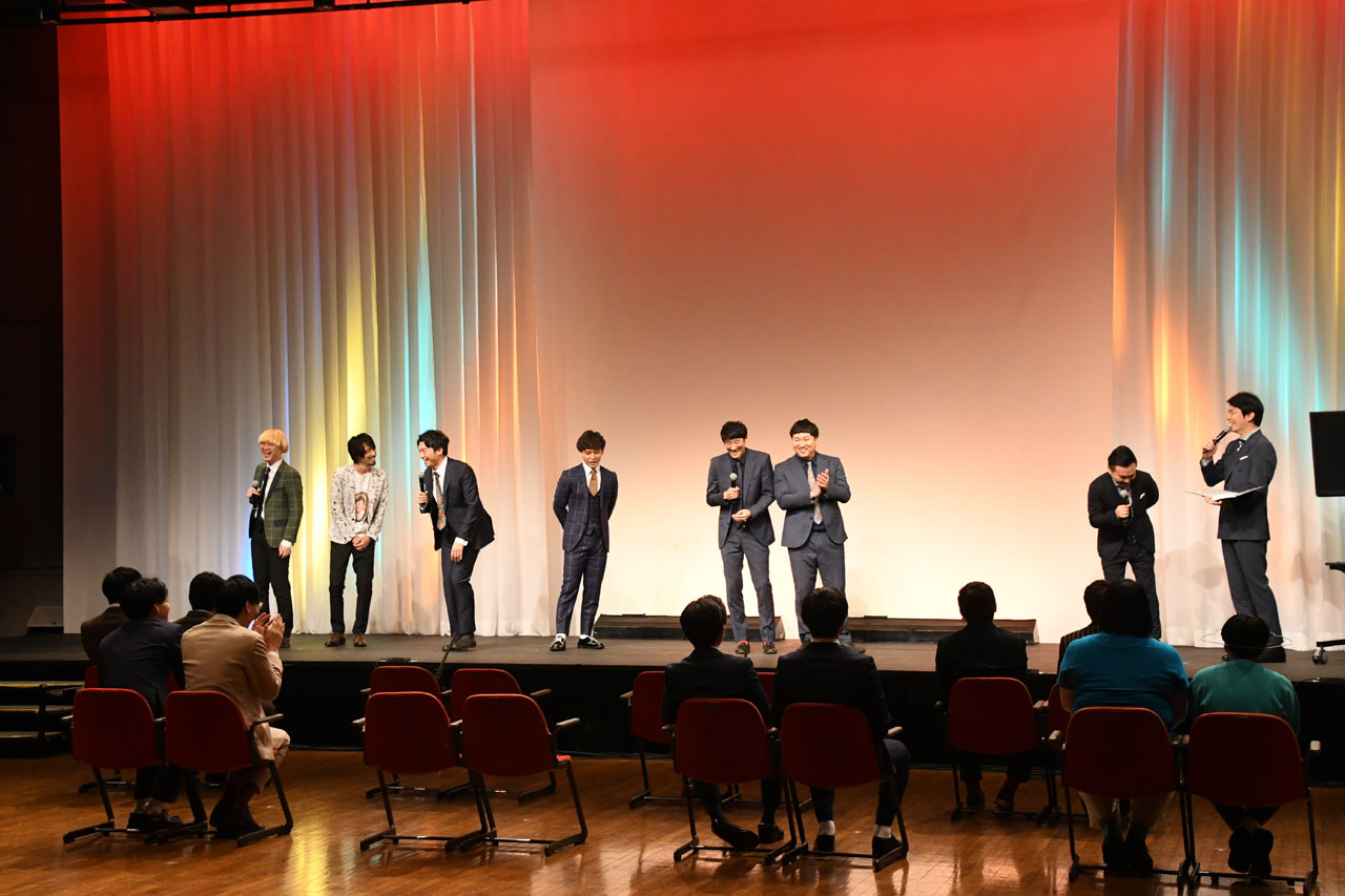 会見の様子。