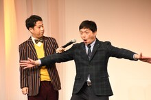 ウエストランド河本（右）が「以上！」と厚切りジェイソンのフレーズを披露した場面。