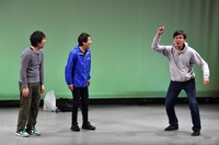 コント「バーベキュー」を披露する、や団。