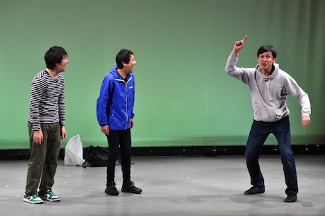 コント「バーベキュー」を披露する、や団。