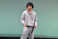 ボーナストラックのコント前に1人で場をつなぐ中嶋。