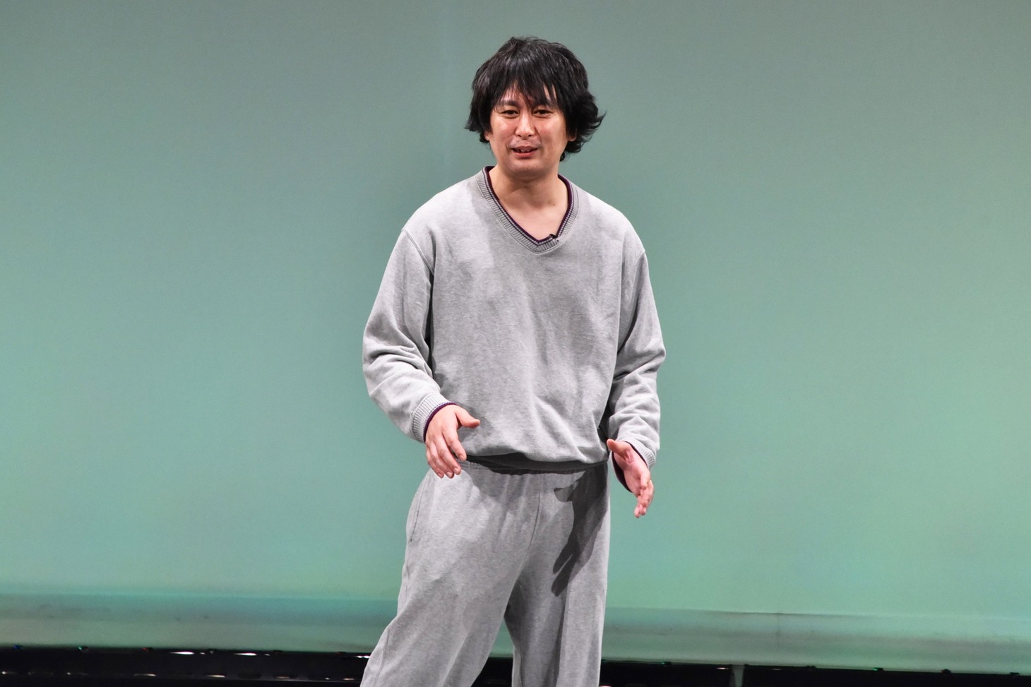 ボーナストラックのコント前に1人で場をつなぐ中嶋。