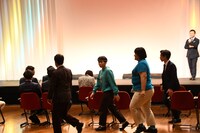 ステージに向かうファイナリストたち。