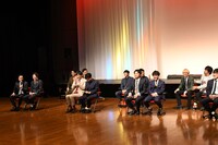 会見後の質疑応答中の様子。