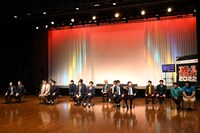 会見後の質疑応答中の様子。