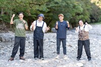 左からとろサーモン村田、おぎやはぎ、やす子。