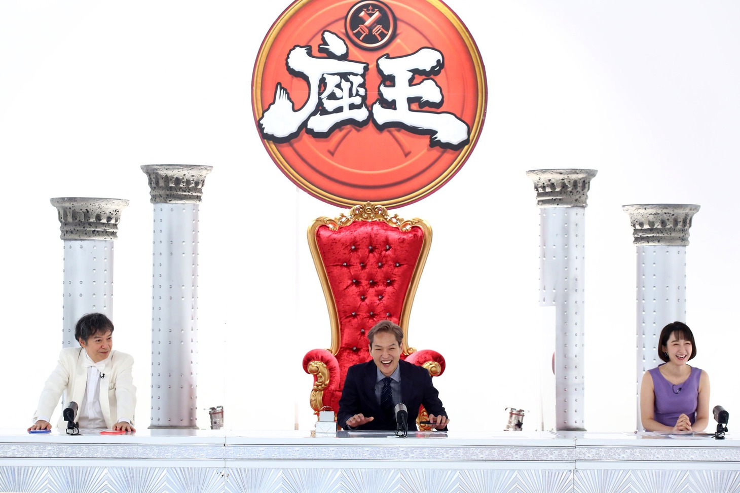 左から板尾創路、千原ジュニア、竹上萌奈アナウンサー。(c)関西テレビ